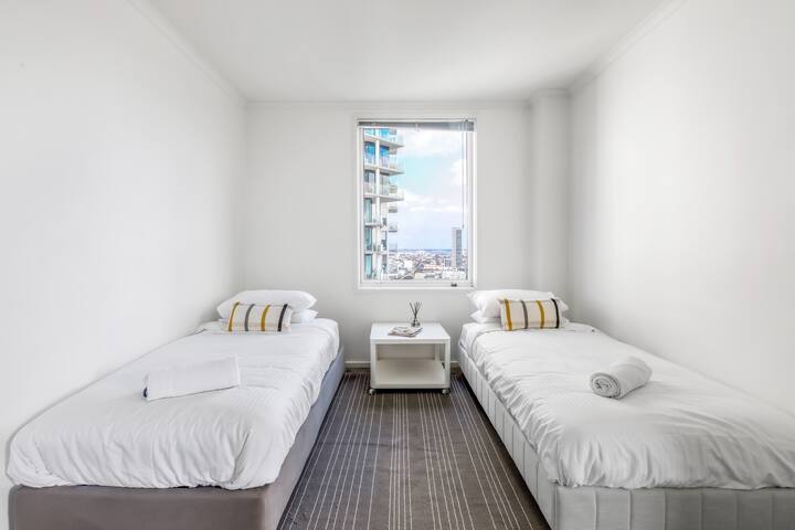 Stunning City & River View 3BR with Carpark gallery image 4