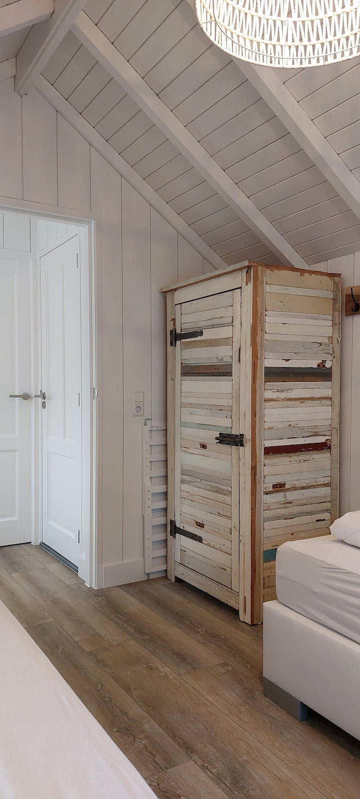 Спалня 2, 2 пружинни легла,  с голям килер