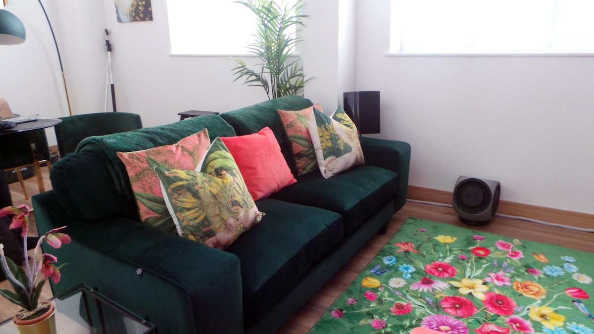 Top Airbnb: Luxury 1 Bedroom Duplex with Free Parking in Maker With Rame