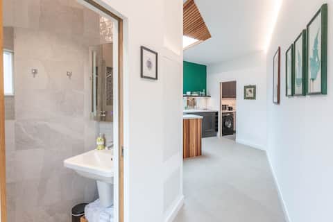 Top Airbnb: Modern Edinburgh studio with parking in Morningside