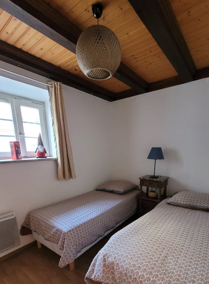 Camera da letto 2 
2 letti 80X190
Camera da letto continua fino alla camera da letto 1 (in linea)
nuova biancheria da letto