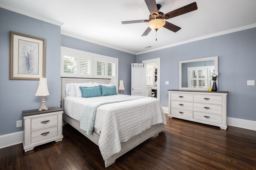 Tercer dormitorio con baño privado. 
Todos los dormitorios están en el segundo piso y contienen una cama tamaño queen y un televisor montado en la pared. 