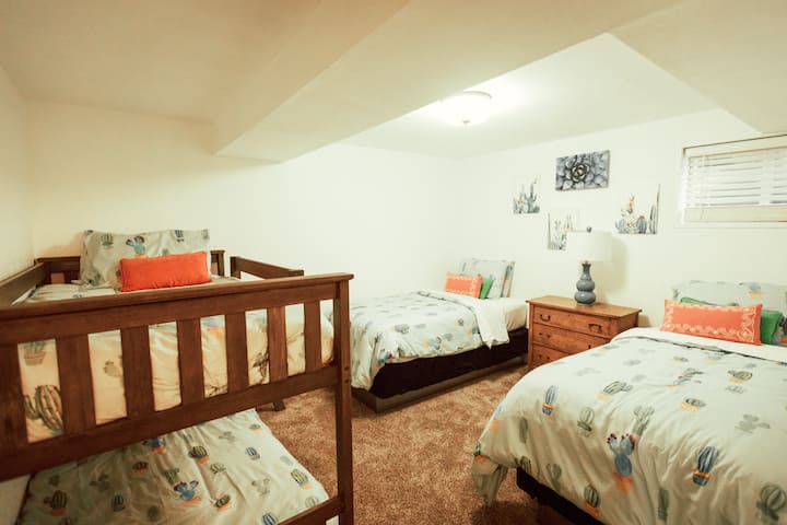 Detská izba na prízemí so súpravou poschodových postelí a 2 samostatnými posteľami 