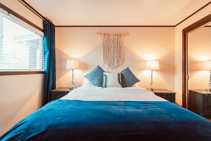 Spálňa na poschodí s manželskou posteľou Queen 