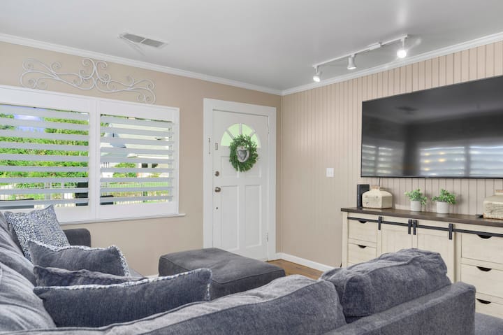 Cheerful Cottage - Walk To Downtown Hendersonville - Hendersonville, NC