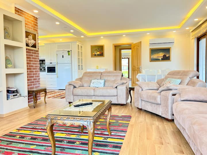 Havuzlu Ve Geniş Bahçeli Merkezi Geniş Villa - Göcek