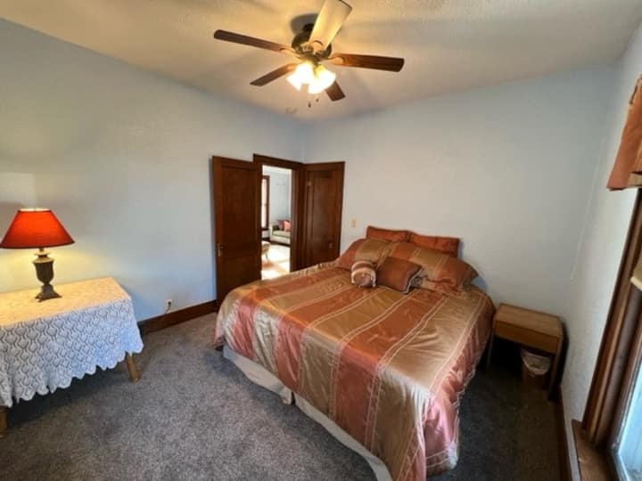 Легло тип Кинг, килер, нов килим, вентилатор на тавана - чудесно място за ПОЧИВКА И ПОЧИВКА!!