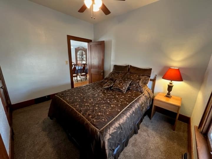 Двойно легло - супер удобно, нов килим, килер, лесен достъп до коридора и банята.