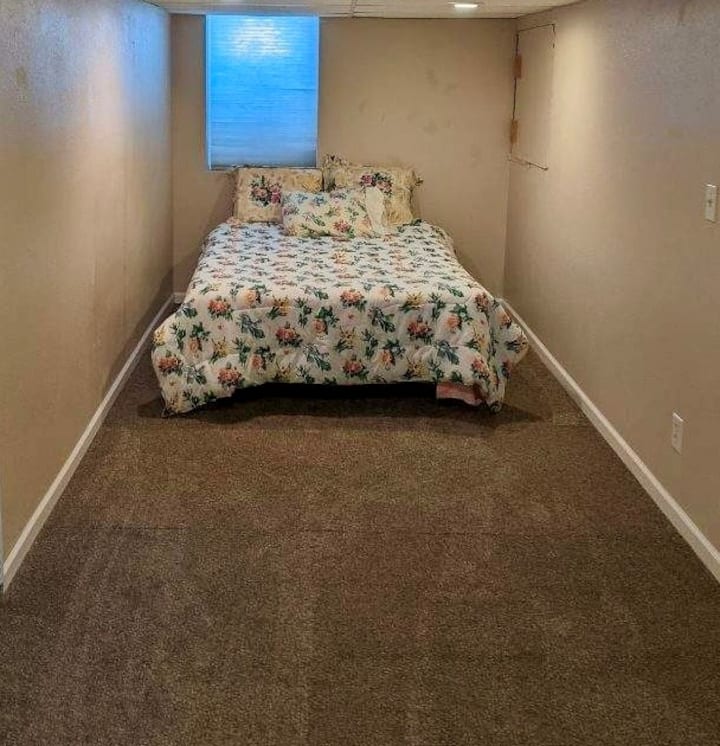 Легло в пълен размер на по - ниско ниво. Кът за четене в другия край на тази голяма стая. 