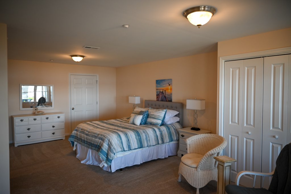 Главна спална соба со брачен кревет (широк 150-179 см).