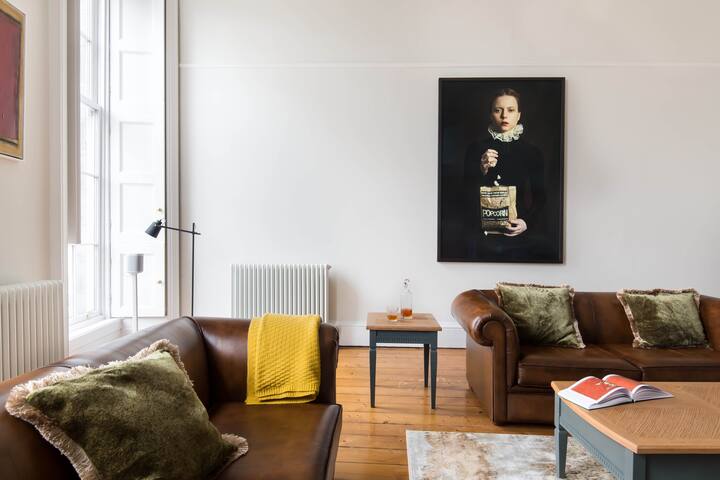 Magnificent Georgian 3-BR Apartment in New Town gallery image 3