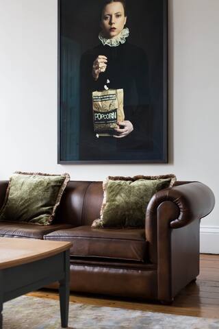 Magnificent Georgian 3-BR Apartment in New Town gallery image 2