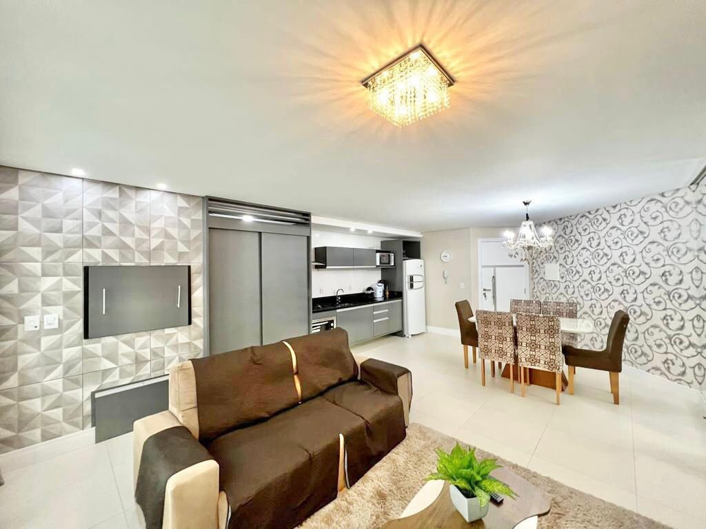 房间配备空调、烧烤架
餐桌
设备齐全的厨房和带洗衣机和水箱的隐藏洗衣房。
