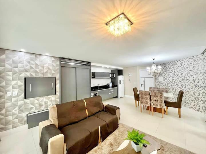 غرفة مع مكيف هواء وشواية
طاولة طعام
مجهزة بمطبخ وغسيل مخفي مع غسالة وخزان.
