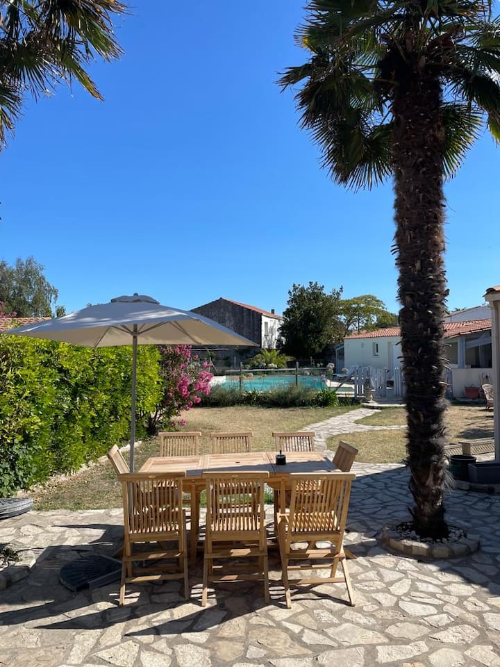 Comfortable villa with large garden and pool Villas for Rent in Saint