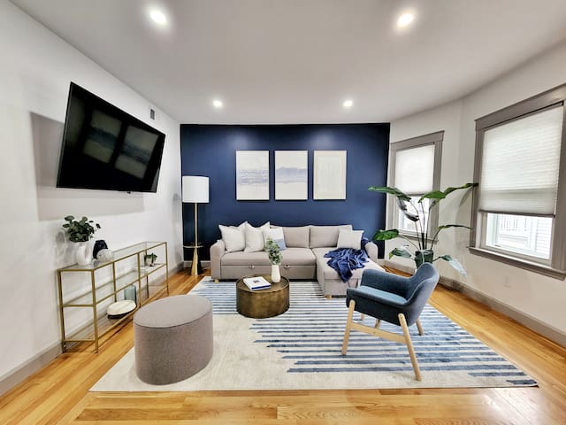 Chic Condo near T Station & Airport.