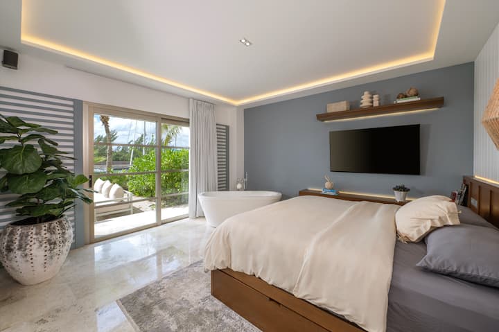 Dormitorio principal/bañera KS cama