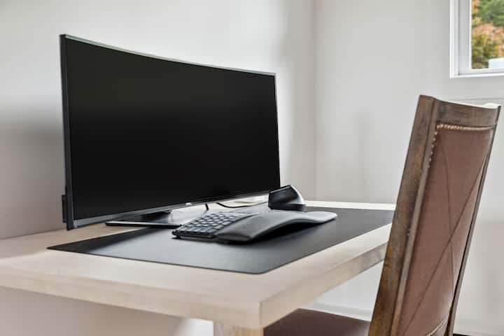 Je, unahitaji kuhudhuria ili kufanya kazi? Jisikie huru kuweka kompyuta mpakato yako kwenye sehemu ya kufanyia kazi katika chumba cha kulala.