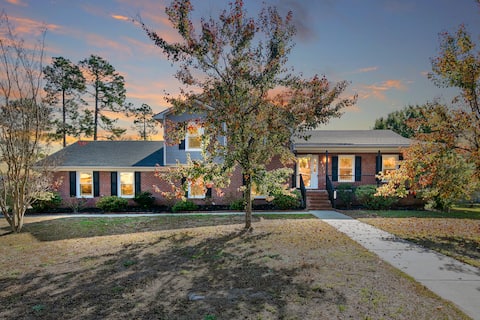 2 Masters Fenced Yard 5 TVs Near Base