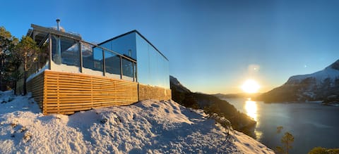 Mirror house with hot tub - a unique nature experience.