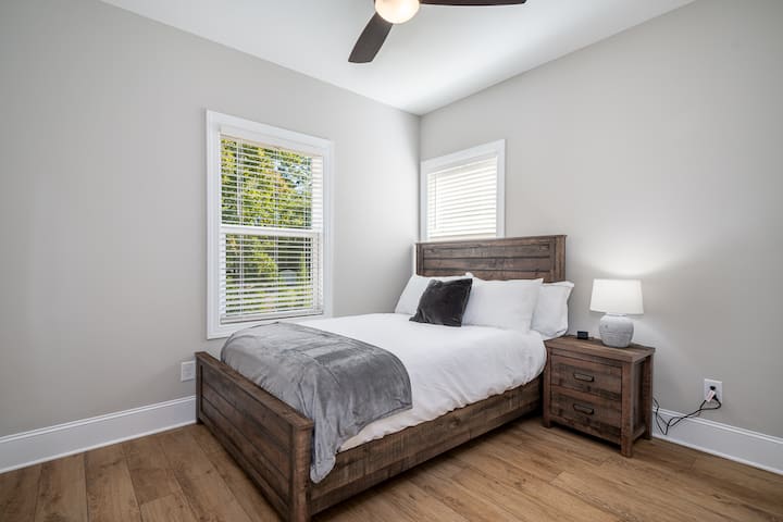 Sovrum #2 med dubbelsäng och 46" smart-TV. Utsikt över vattnet