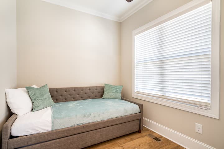 Sovrum #4 ... ytterligare sovplats med soffa/dagssäng med utdragbar rullstol. Twin over twin. 