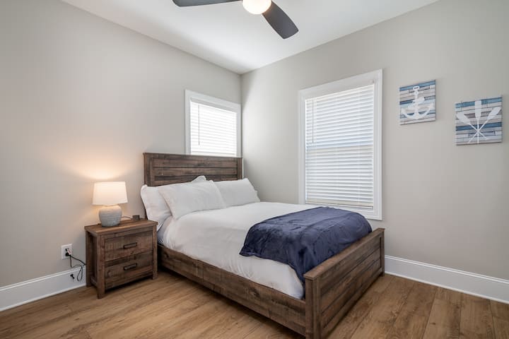 Sovrum #3 med dubbelsäng och 46" smart-TV. 