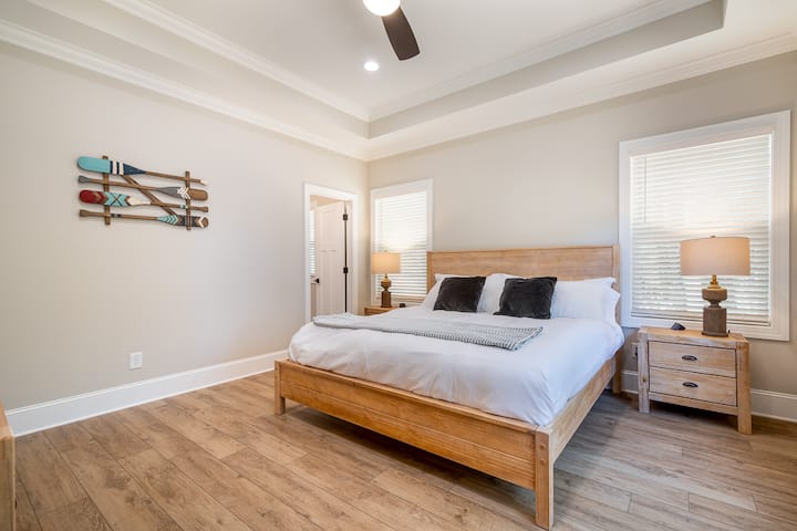 Primärt sovrum med dubbelsäng 