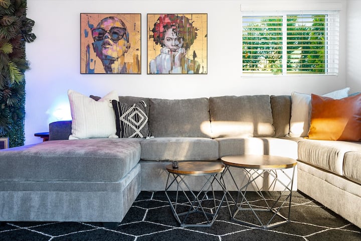 Need a break from the crowd, or separate space for an intimate conversation? The second living room/lounge is perfect for that!