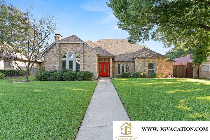 Luxury Home Sleeps 20 with Heated Pool & Billiard gallery image 2