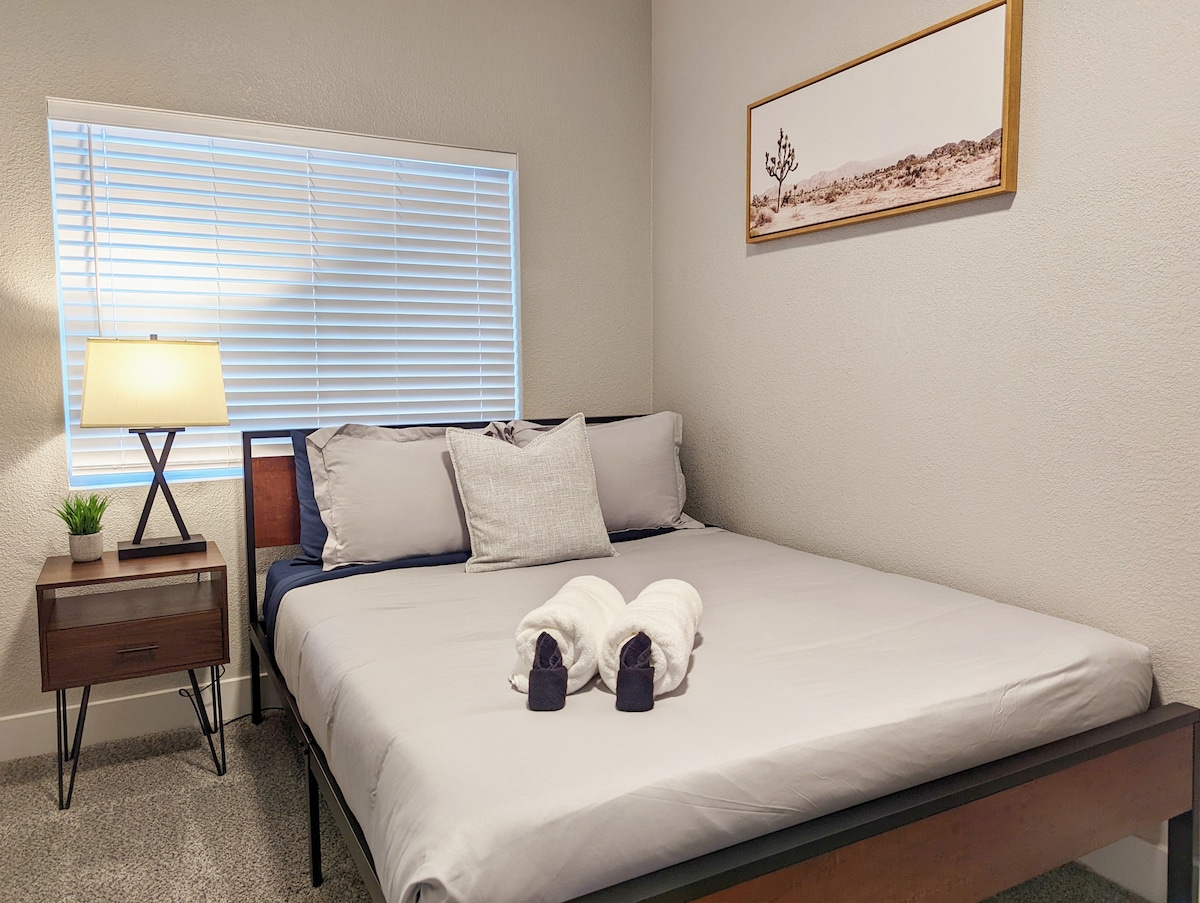 Საძინებლებში არის ძალიან კომფორტული ლეიბები, მაღალი ხარისხის თეთრეული/თეთრეული 