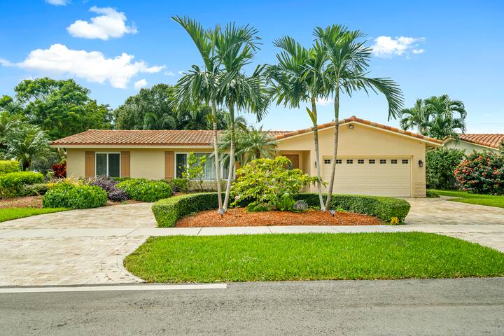 Spacious 4BR/3BA pool home, stylishly decorated gallery image 4