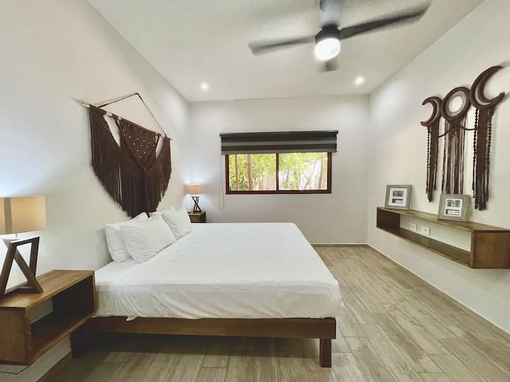 Chumba cha 2 cha kulala
Kitanda aina ya King Size
A/C
Mtandao wa Fiber Optic wa 500MBPS
Bafu la Kujitegemea
Kabati la nguo