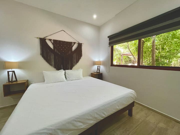 Chumba cha kulala kuu
Kitanda aina ya King Size
A/C
Mtandao wa Fiber Optic wa 500MBPS
Smart Tv
Bafu la Kujitegemea
Ofisi