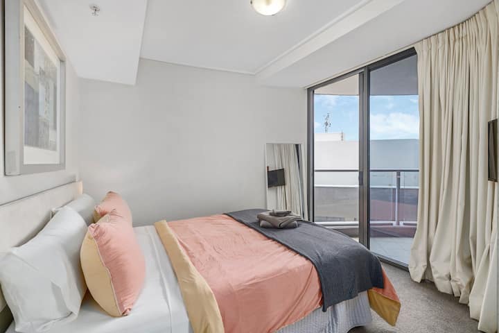 Dormitorio tamaño queen, TV inteligente, apertura al balcón.