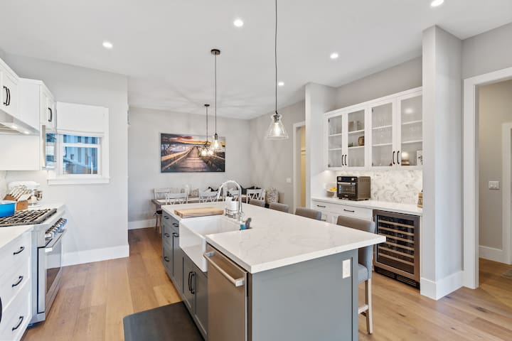 High Tech, Newly Renovated Cow Hollow Home gallery image 4