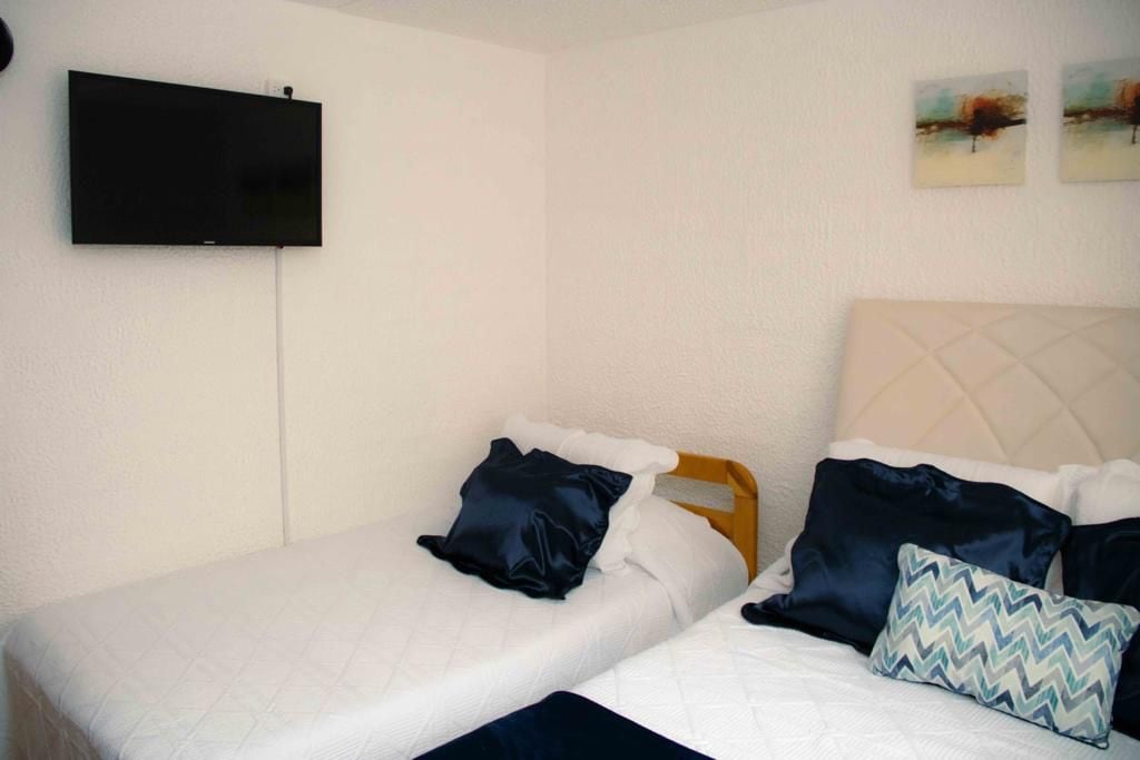 Алкоба број 2 со брачен и брачен кревет (широк 150-179 см).