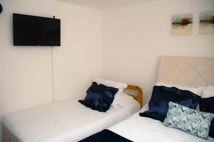 Alcoba หมายเลข 2 พร้อมเตียงคู่และเตียงแฝด