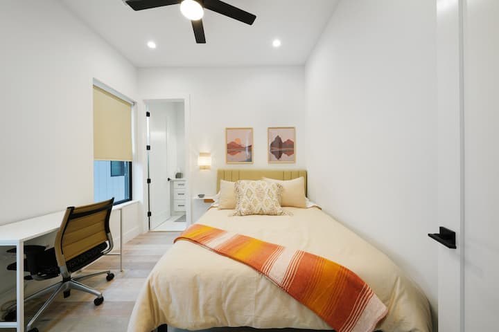 Segundo dormitorio con cama matrimonial. Persianas enrollables opacas.