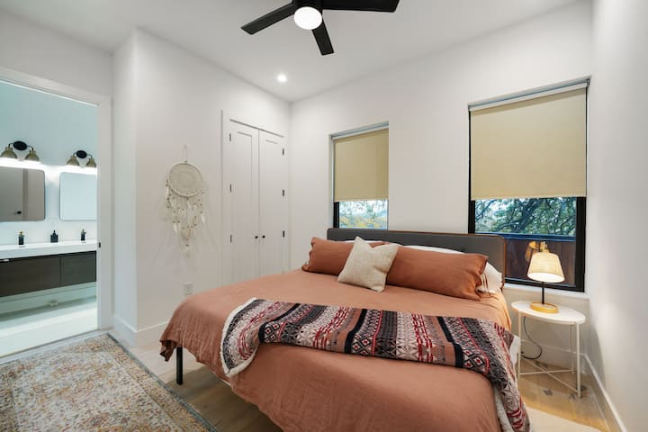 Dormitorio principal con cama king.  Persianas enrollables opacas.