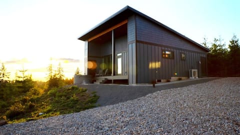 Luxury Guesthouse Retreat w/ Hot tub, Sauna, Views