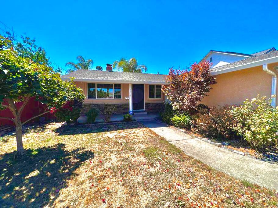 Airbnb 3B/2b, AC/Heat, Wi-Fi, Kitchen, & 1 Garage Parking