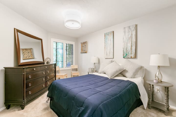 Spite pokojne po dlhom dni na pohodlnej manželskej posteli.