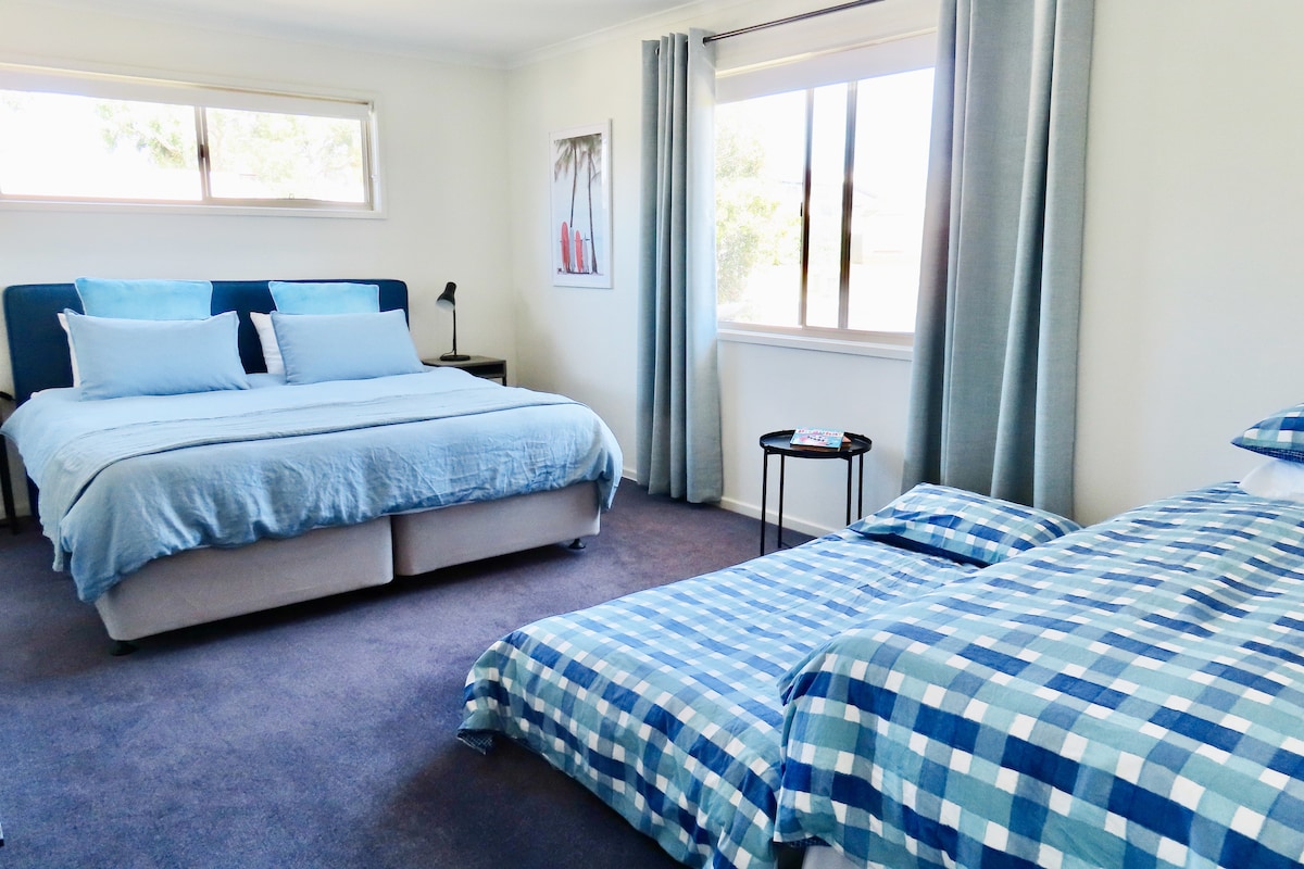 Dormitorio principal, tamaño king + 2 camas individuales (nido)