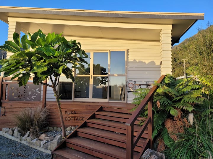 Puka cottage warm, modern and close to the beach.