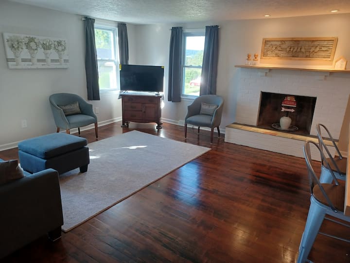 Cozy And Contemporary Corner Cottage - Farmington, PA
