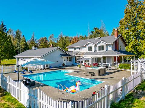 The Willowlands - A Dreamy Holiday Home with Pool