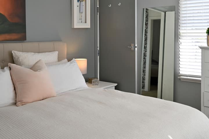 ห้องนอนพร้อมเตียงคิงไซส์