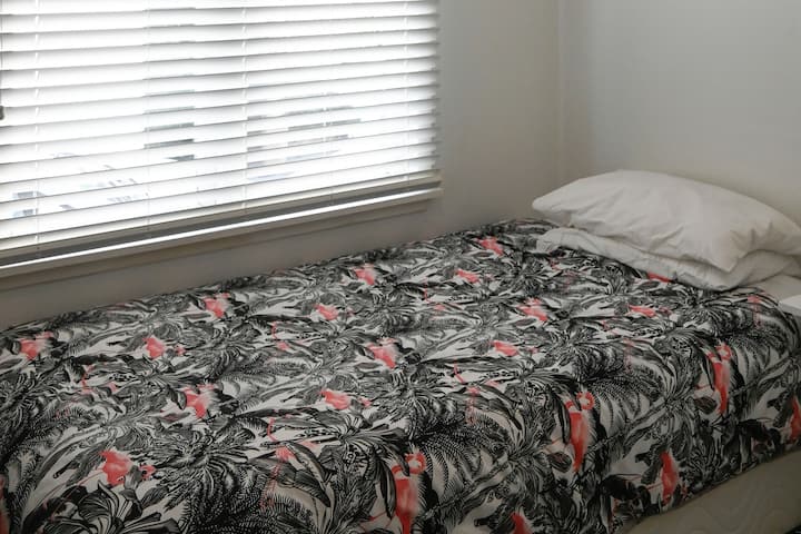 ห้องนอนพร้อมเตียงคิงไซส์