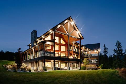 Lakefront Luxury Chalet with Private Beach & dock